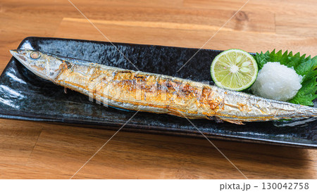 さんまの塩焼きと大根おろし、すだちを添えた和食料理 130042758