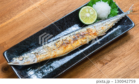 さんまの塩焼きと大根おろし、すだちを添えた和食料理 130042759