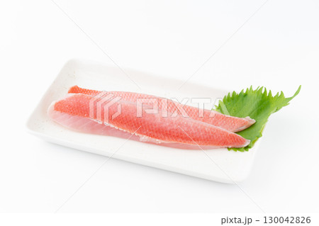 白背景に角皿に載せたキンメダイの湯引きの柵 130042826