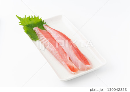 白背景に角皿に載せたキンメダイの湯引きの柵 130042828