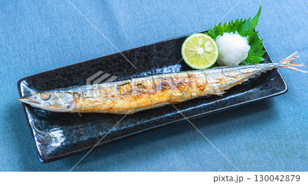 さんまの塩焼きと大根おろし、すだちを添えた和食料理 130042879
