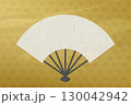 白い扇子と金色の麻の葉模様の和風背景テンプレート 130042942