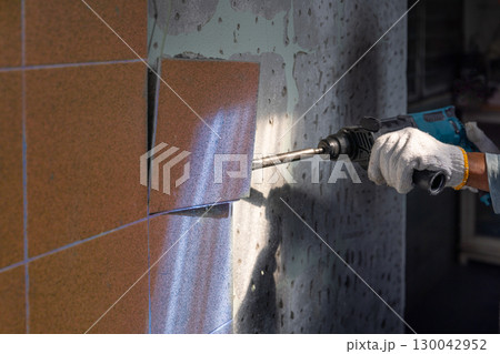 Flat Chisels on Rotary Hammer for remove tiles from wall 130042952