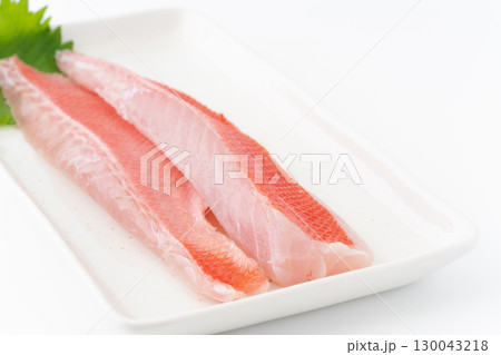 白背景に角皿に載せたキンメダイの湯引きの柵 白背景に角皿に載せたキンメダイの湯引きの柵 130043218
