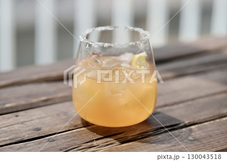 自宅で作ったピンクグレープフルーツのソルティドッグ 自宅で作ったピンクグレープフルーツのソルティドッグ 130043518