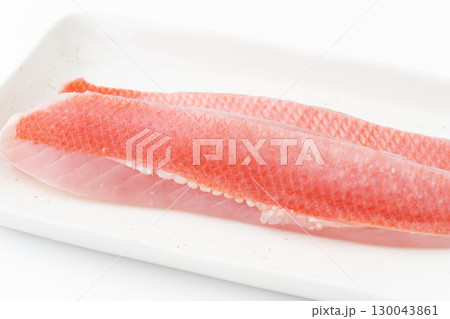 お皿に載せたキンメダイの湯引きの柵のクローズアップ 130043861