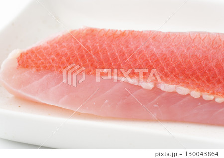 お皿に載せたキンメダイの湯引きの柵のクローズアップ お皿に載せたキンメダイの湯引きの柵のクローズアップ 130043864