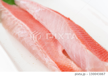 お皿に載せたキンメダイの湯引きの柵のクローズアップ お皿に載せたキンメダイの湯引きの柵のクローズアップ 130043867