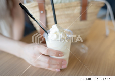 ソフトクリームを食べる女性 130043871