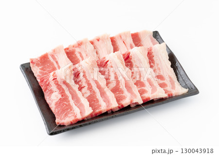 白背景にお皿に載せた焼き肉用の牛カルビ肉（牛バラ肉） 130043918
