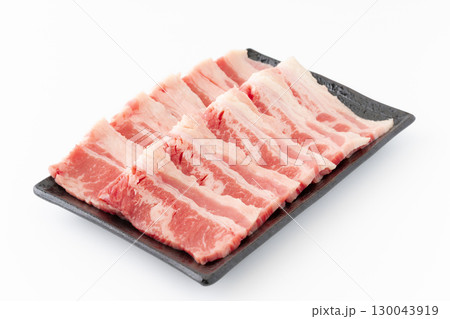 白背景にお皿に載せた焼き肉用の牛カルビ肉（牛バラ肉） 130043919