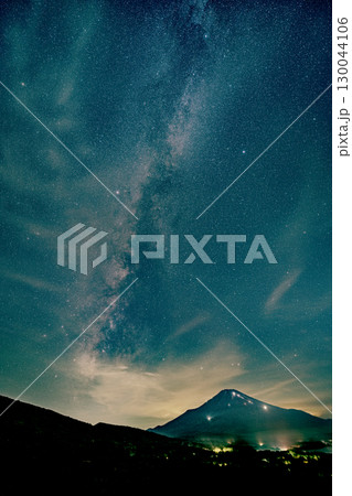 夏の富士山と天の川に雲 130044106