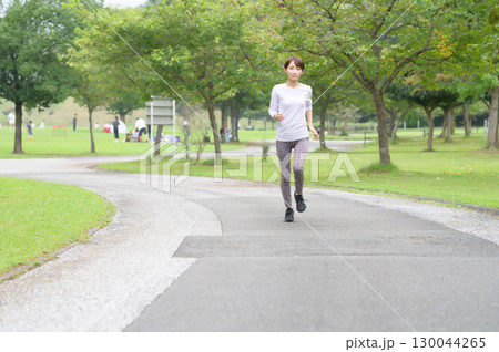 公園をランニングする女性 公園をランニングする女性 130044265