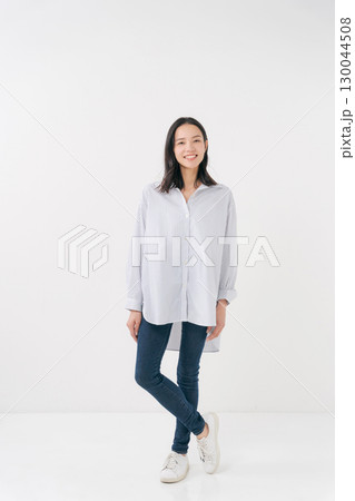 カジュアルなシャツとデニムを着た笑顔の女性 130044508