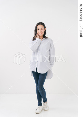 カジュアルなシャツとデニムを着た笑顔の女性 130044510