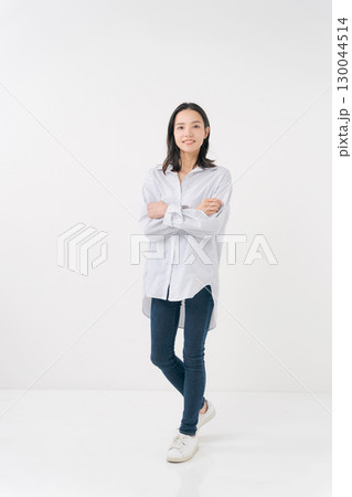 カジュアルなシャツとデニムを着た笑顔の女性 カジュアルなシャツとデニムを着た笑顔の女性 130044514