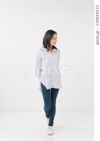 カジュアルなシャツとデニムを着た笑顔の女性 130044515