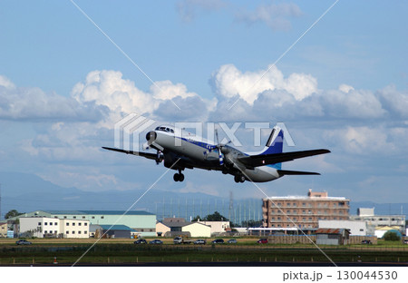 青空を背景に離陸するプロペラ機 青空を背景に離陸するプロペラ機 130044530