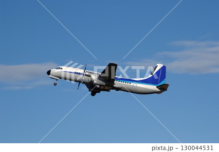 青空を背景に離陸するプロペラ機 130044531