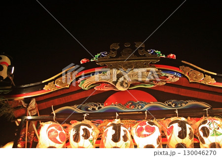 唐破風の鳳凰の飾り物が輝く下町屋台｢世良田祇園まつり(2025.7.26)｣ 祭礼の提灯 130046270