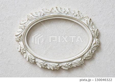白い壁に掛けられた楕円形のフレーム 白い壁に掛けられた楕円形のフレーム 130046322