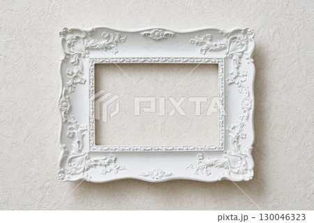 白い壁に掛けられたアンティークな額 白い壁に掛けられたアンティークな額 130046323