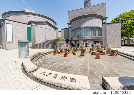 茨城県水戸市　快晴の水戸芸術館 130046386