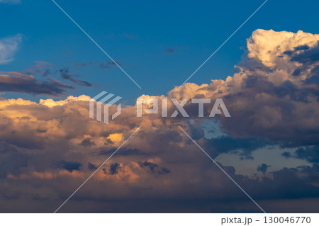 夏の青い空と夕刻の雲 130046770