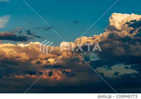 夏の青い空と夕刻の雲　フィルム調 130046773