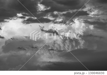 夕日に照らされる夏の積乱雲　a-5 モノクロ 130046830