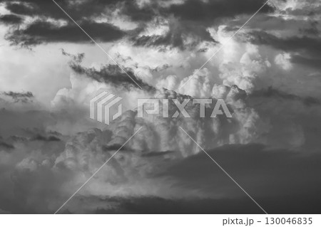 夕日に照らされる夏の積乱雲　b-5 モノクロ 130046835