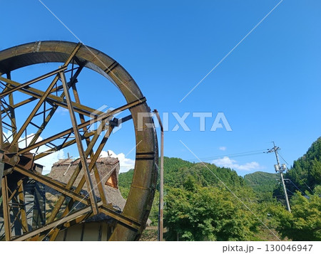 水車を横から見ている田舎の風景 130046947