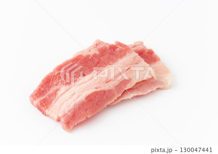 白背景に焼き肉用の牛カルビ肉（牛バラ肉） 130047441