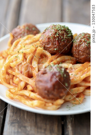 大きいミートボールのうどんナポリタン　うどんアレンジ 130047583