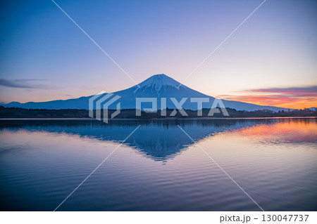 【静岡県】冬の田貫湖 富士山の日の出 【静岡県】冬の田貫湖 富士山の日の出 130047737