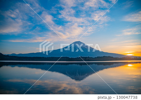 【静岡県】冬の田貫湖　富士山の日の出 130047738