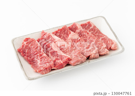 白背景にお皿に載せた焼き肉用の牛ハラミ 130047761
