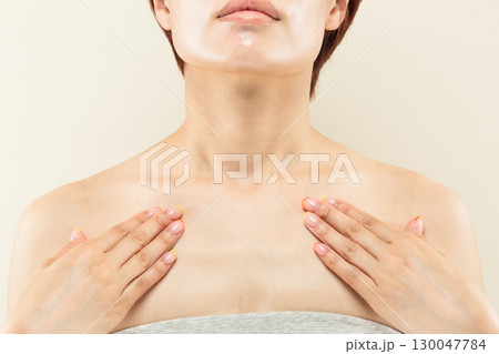 若いアジア人女性の胸から首のクローズアップ。 若いアジア人女性の胸から首のクローズアップ。 130047784