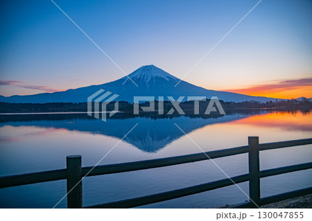 【静岡県】冬の田貫湖　富士山の夜明け 130047855