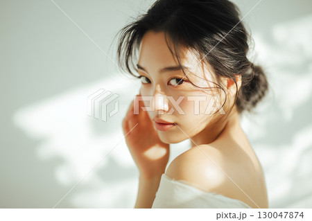 柔らかな光と陰影が美しいナチュラルな女性の美容写真（広告 ビジュアル ブログ） 130047874