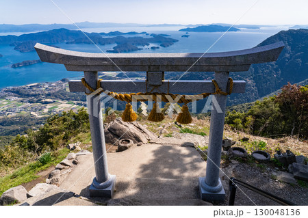 《熊本県》天空の鳥居・倉岳山山頂からのぞむ御所浦の島々 《熊本県》天空の鳥居・倉岳山山頂からのぞむ御所浦の島々 130048136