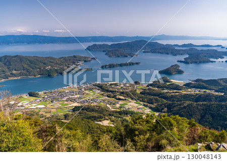 《熊本県》倉岳山山頂からのぞむ御所浦の島々 130048143