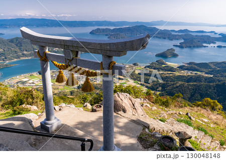 《熊本県》天空の鳥居・倉岳山山頂からのぞむ御所浦の島々 《熊本県》天空の鳥居・倉岳山山頂からのぞむ御所浦の島々 130048148