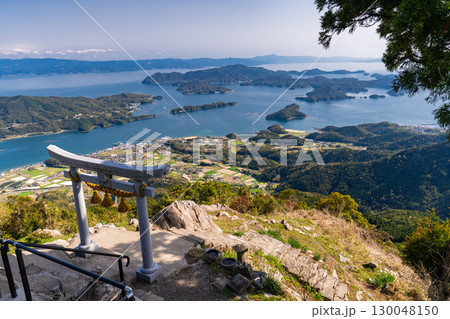 《熊本県》天空の鳥居・倉岳山山頂からのぞむ御所浦の島々 《熊本県》天空の鳥居・倉岳山山頂からのぞむ御所浦の島々 130048150