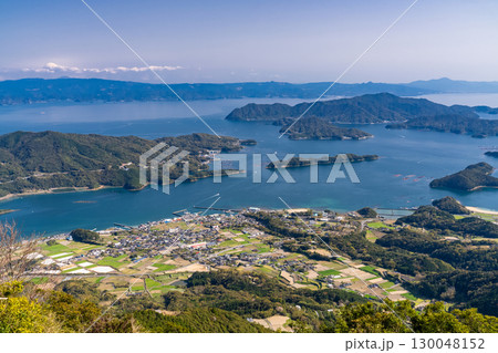 《熊本県》倉岳山山頂からのぞむ御所浦の島々 130048152