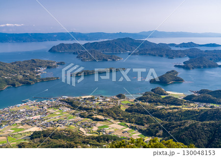《熊本県》倉岳山山頂からのぞむ御所浦の島々 《熊本県》倉岳山山頂からのぞむ御所浦の島々 130048153