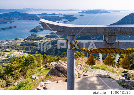《熊本県》天空の鳥居・倉岳山山頂からのぞむ御所浦の島々 130048156