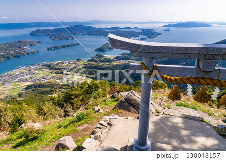 《熊本県》天空の鳥居・倉岳山山頂からのぞむ御所浦の島々 《熊本県》天空の鳥居・倉岳山山頂からのぞむ御所浦の島々 130048157