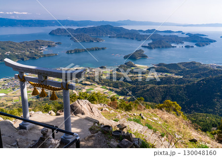 《熊本県》天空の鳥居・倉岳山山頂からのぞむ御所浦の島々 130048160