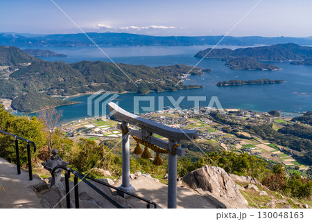 《熊本県》天空の鳥居・倉岳山山頂からのぞむ御所浦の島々 130048163